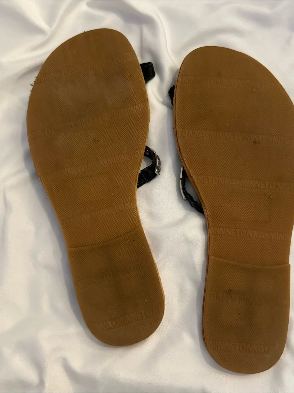 EUC Minnetonka Embellished Toe Ring Slide Sandals